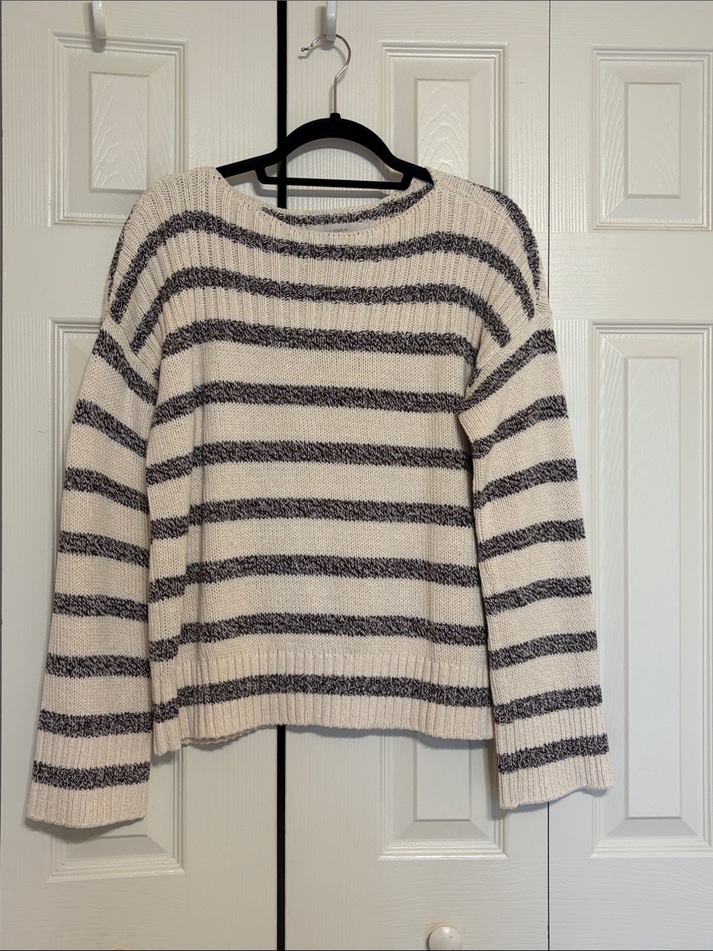 LOFT Cream & Gray Striped Knit Sweater - Size M - Excellent Condition